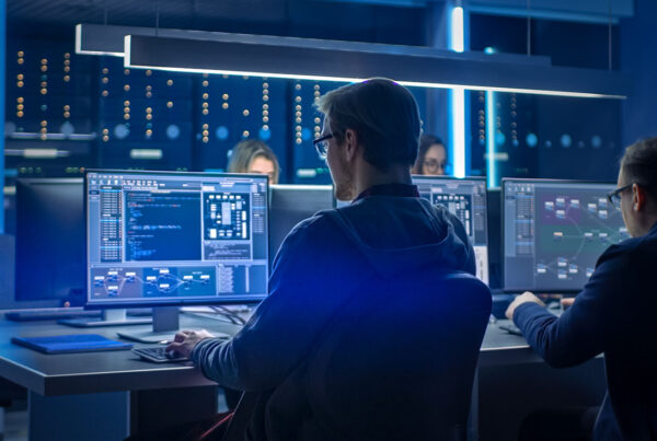 NOC correlação de alarmes alert storm incidentes eventos